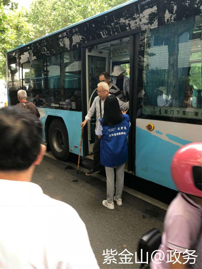 1529920357538226.jpg 孙女扶爷爷.jpg