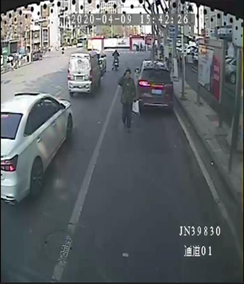 1586763383456568.png 老人第一次敬礼 .png