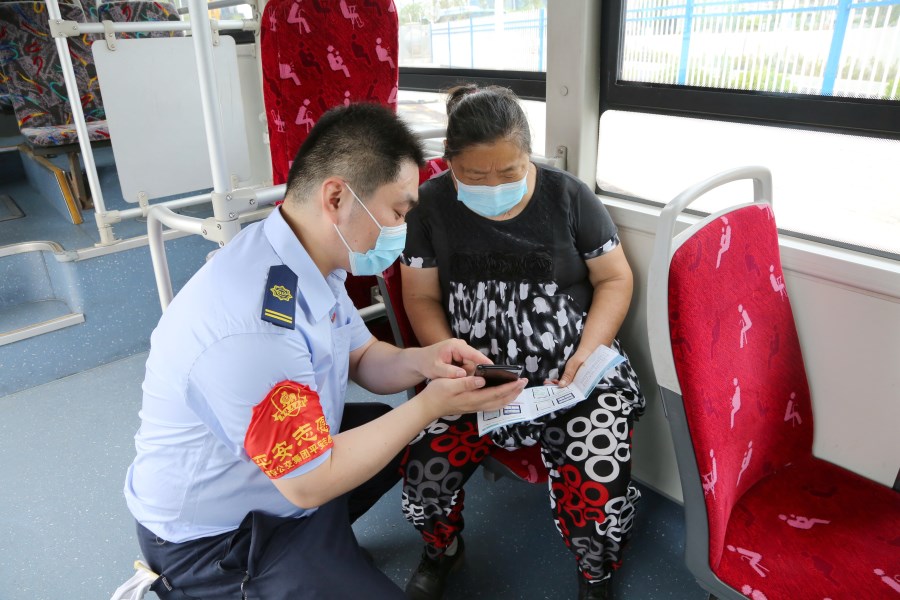 志愿者教老人使用手机查找公交线路.jpg 志愿者教老人使用手机查找公交线路.jpg