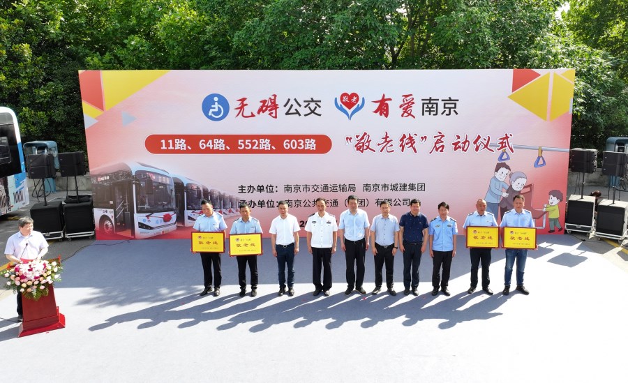 授牌大.jpg 授牌大.jpg