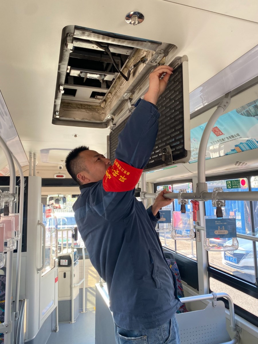 四队驾驶员对车载空调和电池仓进行清洁 (6).jpg