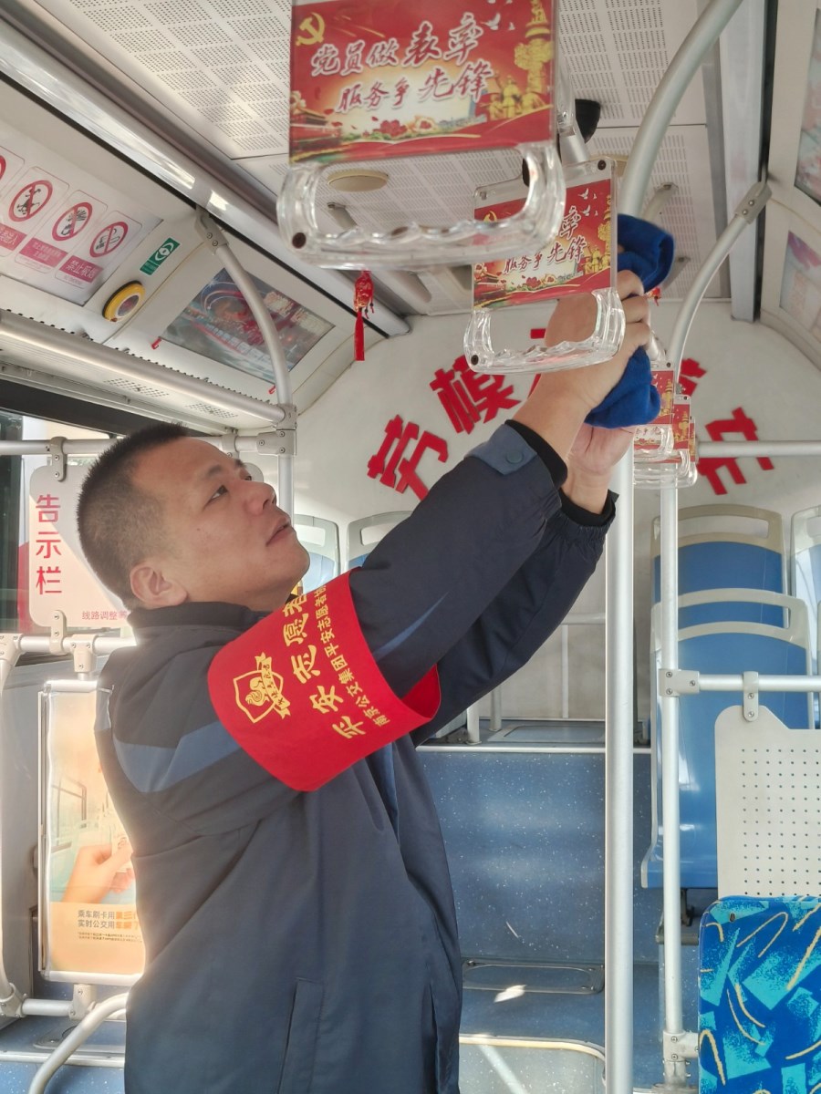 624路驾驶员 张兵 (5).jpg 624路驾驶员 张兵 (5).jpg
